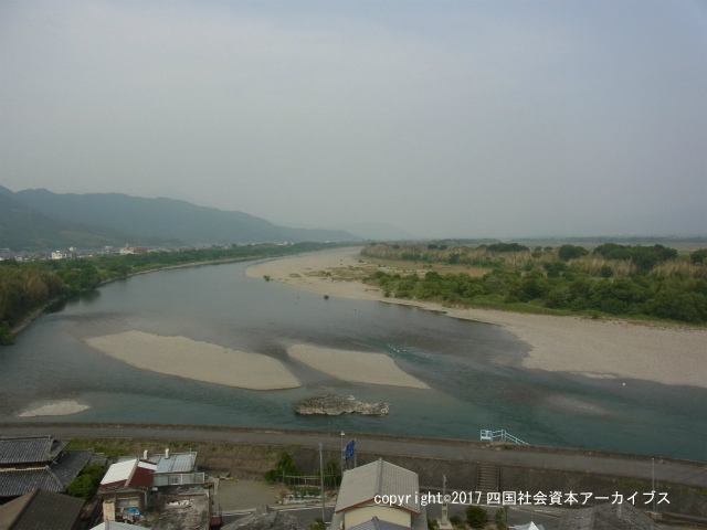 川島城山から吉野川と善入寺島を望む01.jpg