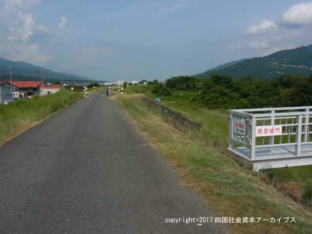 郡里堤防（美馬町）01.jpg