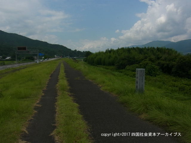 小島堤防（貞光町）03.jpg