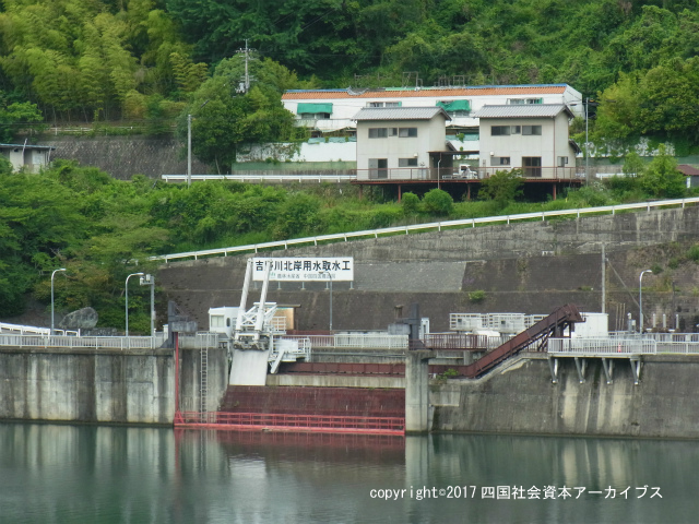 池田ダムの吉野川北岸用水取水口01.jpg