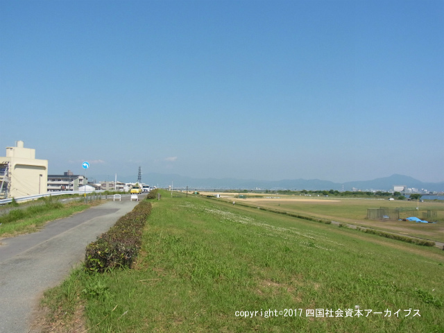 吉野川緑の丘陵堤防（吉野川大橋南詰から上流方向）01.jpg