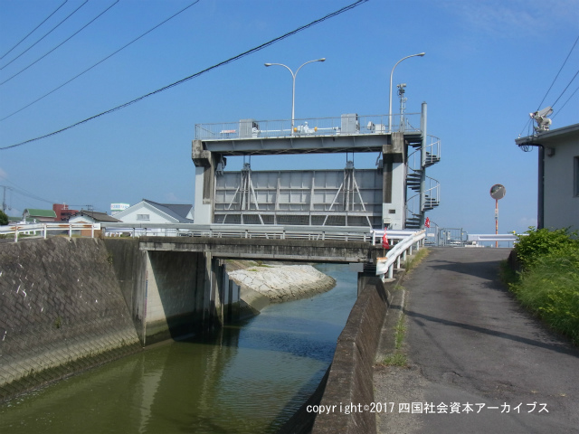 清水川水門（土器川左岸）01.jpg
