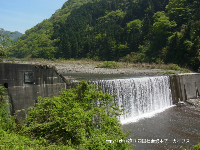 重信川の岡堰堤04（左端に銘板）.jpg