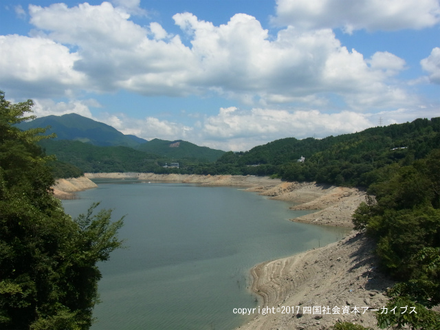 渇水の早明浦ダム02.jpg