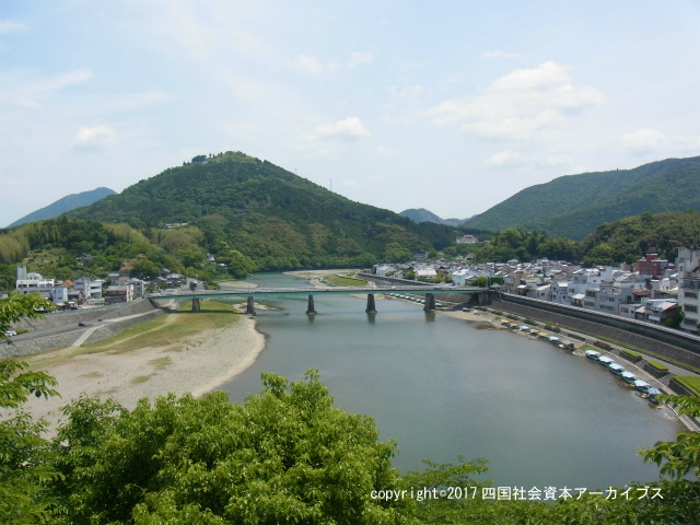 大洲城から肱川橋.jpg