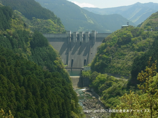富郷ダム02.jpg
